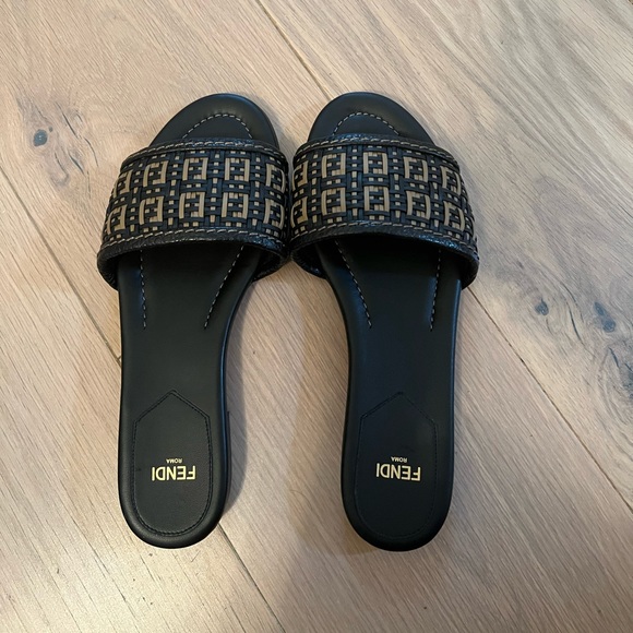 NWT FENDI INTERWOVEN FLAT SANDALS - Picture 4 of 5